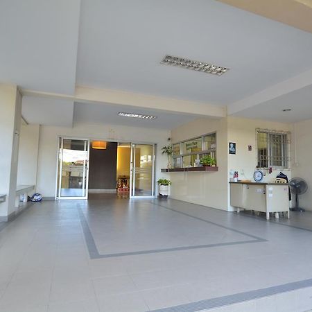 Modern Place Apartment Бангкок Экстерьер фото