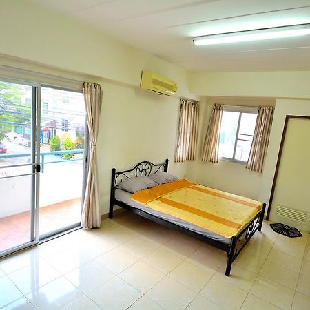 Modern Place Apartment Бангкок Номер фото