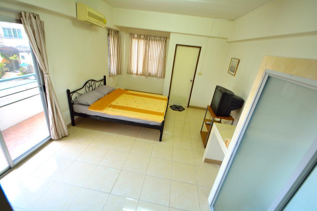 Modern Place Apartment Бангкок Номер фото