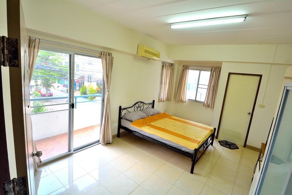 Modern Place Apartment Бангкок Номер фото
