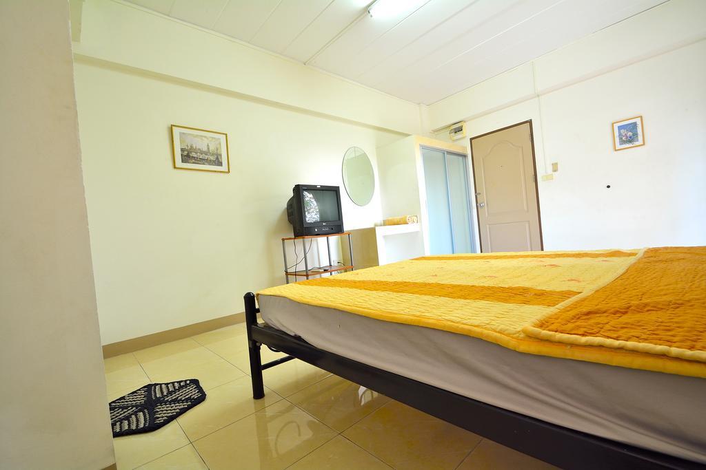 Modern Place Apartment Бангкок Номер фото